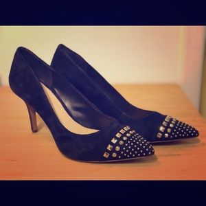 Navy blue studded pumps!